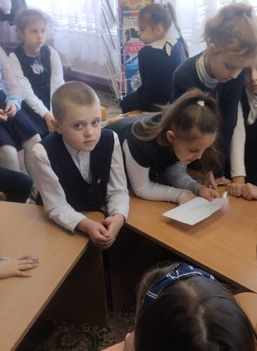 15 апреля в Щучинской детской библиотеке прошло заседание любительского объединения “Вдохновение” на тему “З бабулінага куфэрку”
